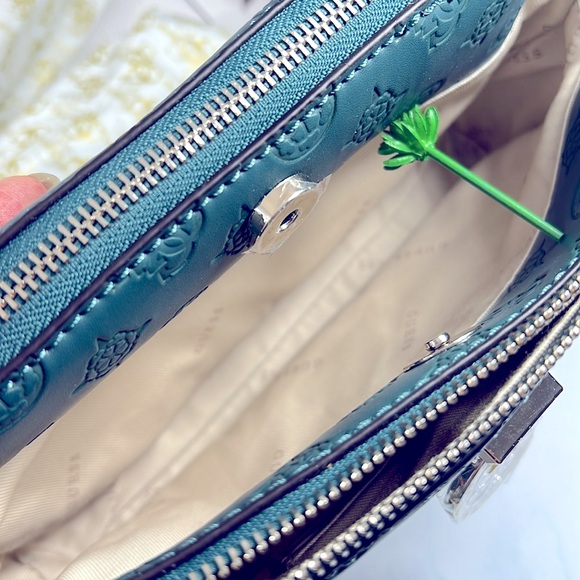 🎄NWT GUESS DOUBLE ZIPPER NINNETTE GREEN PINE CROSSBODY BAG - Picture 8 of 11